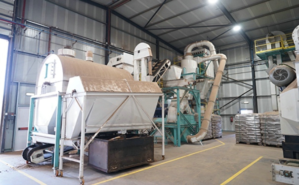 預(yù)混料飼料機械多少錢?其在選擇時應(yīng)該選擇適合自己的